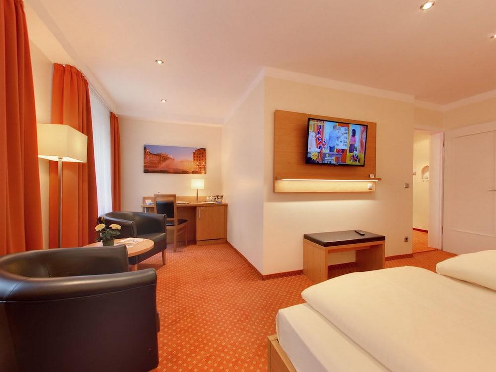מינכן Hotel Kriemhild Am Hirschgarten מראה חיצוני תמונה