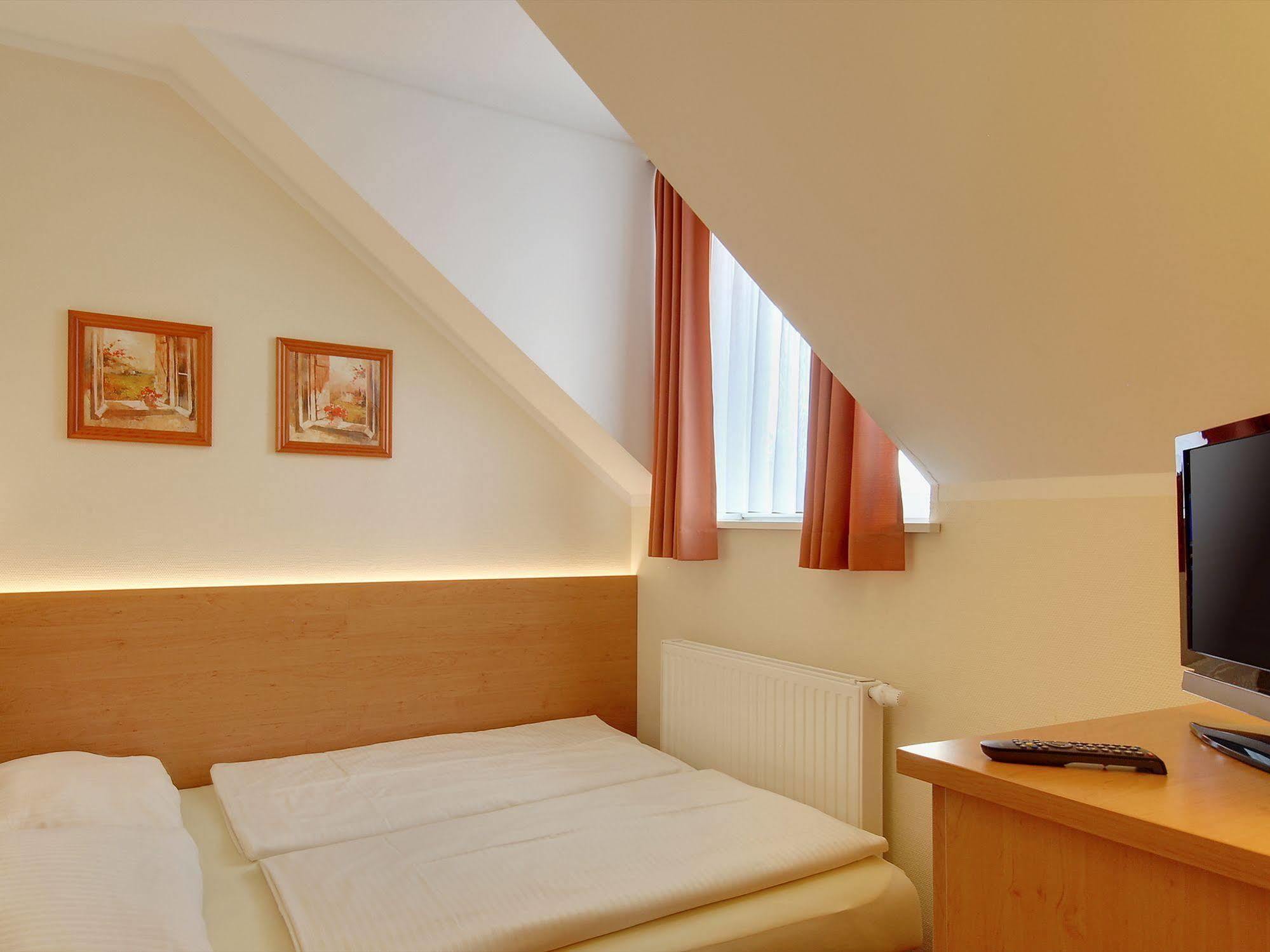 מינכן Hotel Kriemhild Am Hirschgarten מראה חיצוני תמונה