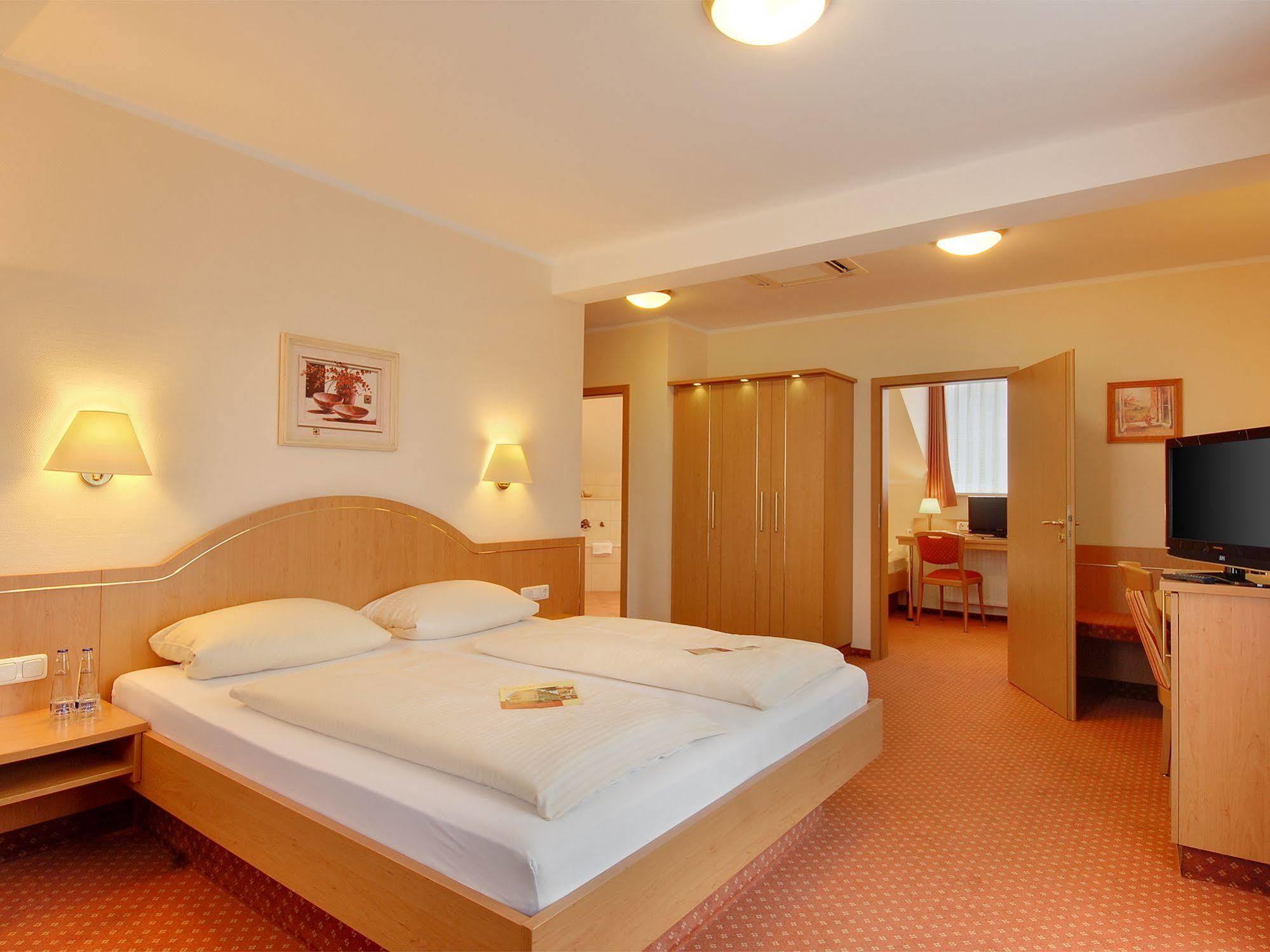 מינכן Hotel Kriemhild Am Hirschgarten מראה חיצוני תמונה