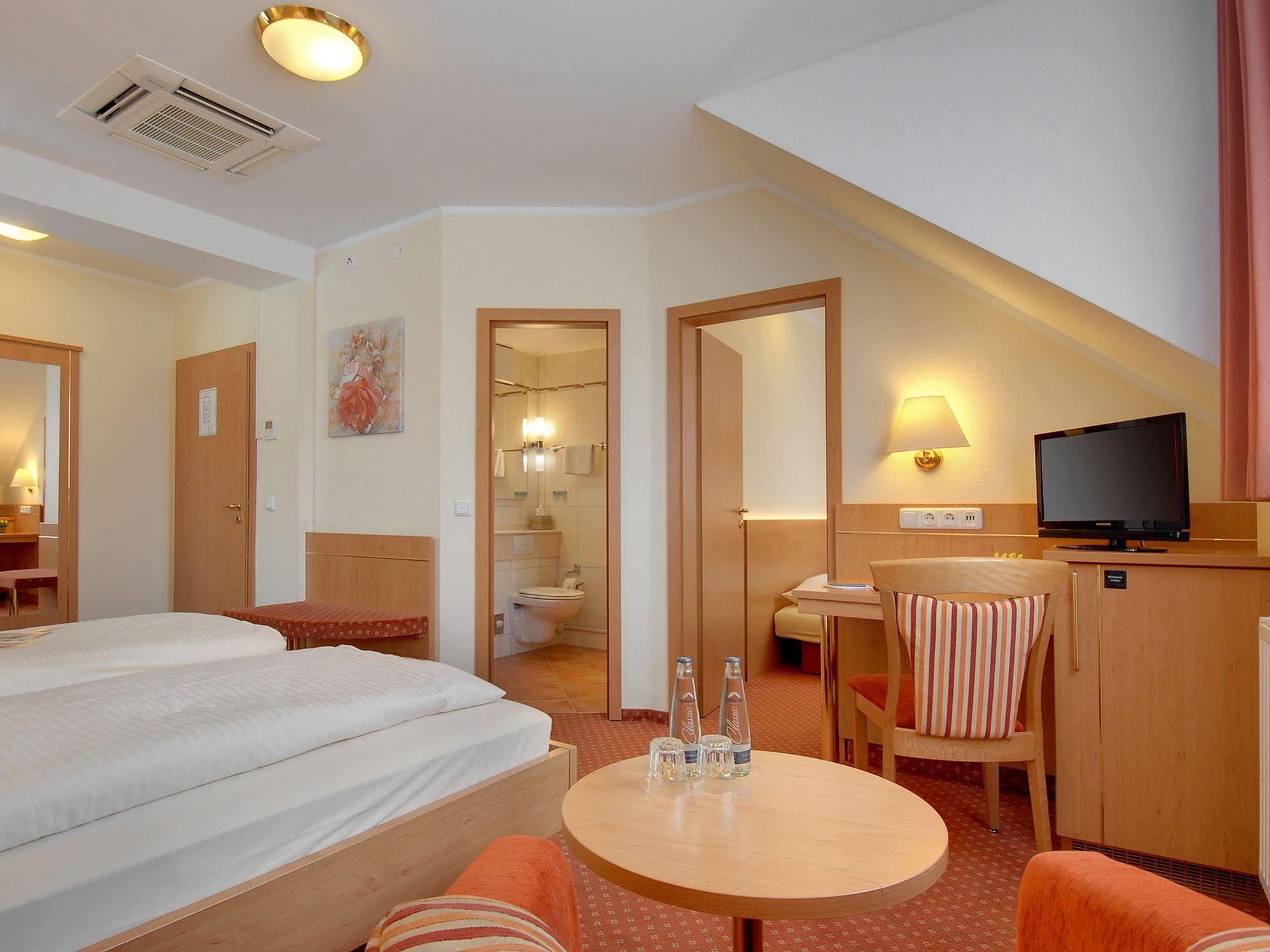 מינכן Hotel Kriemhild Am Hirschgarten מראה חיצוני תמונה