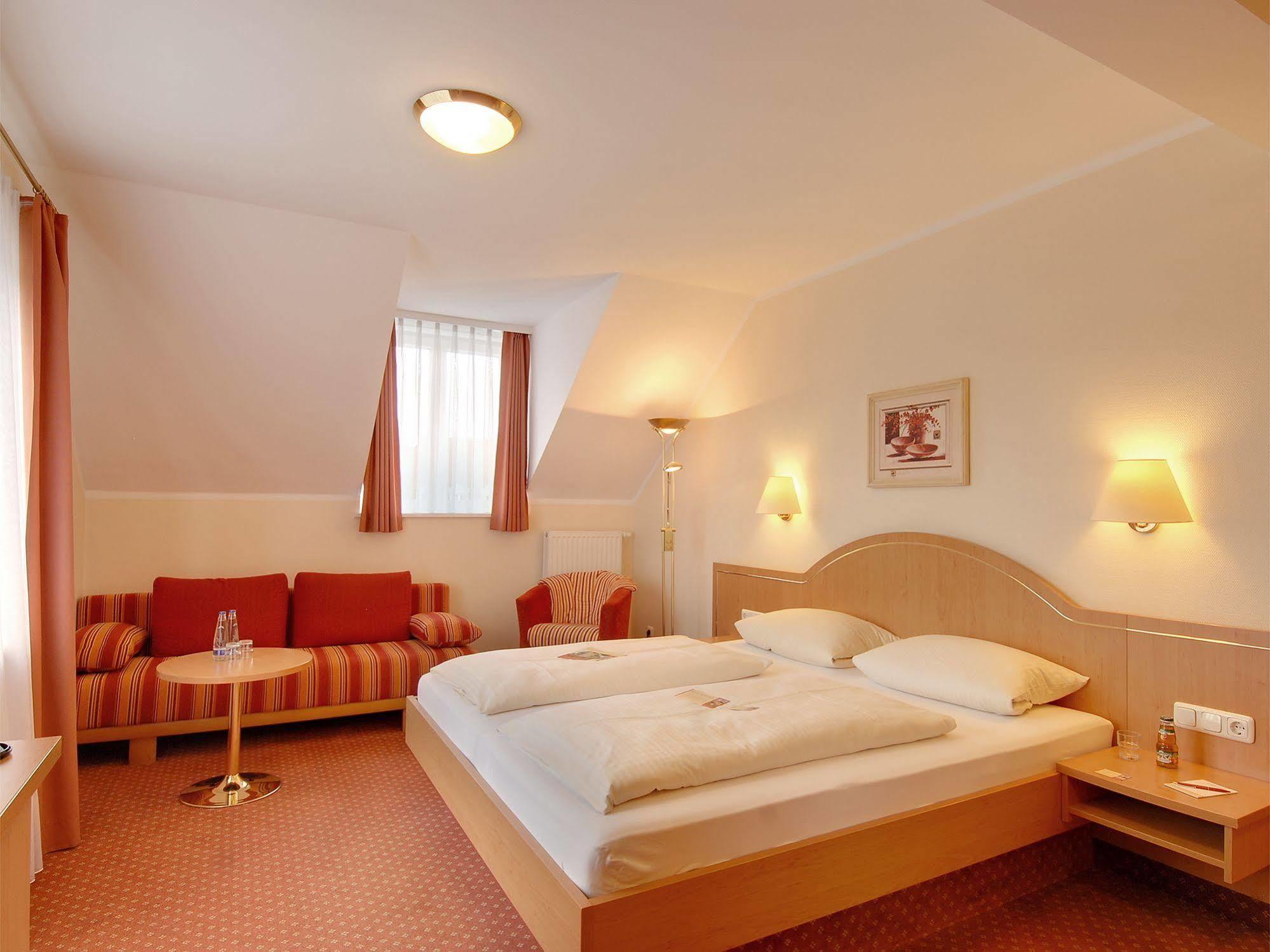 מינכן Hotel Kriemhild Am Hirschgarten מראה חיצוני תמונה
